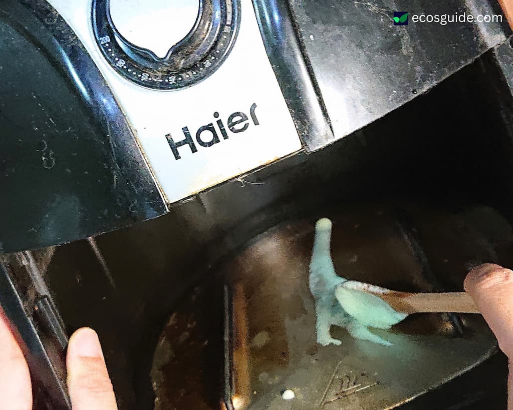 how to clean the inside top of an air fryer heating element